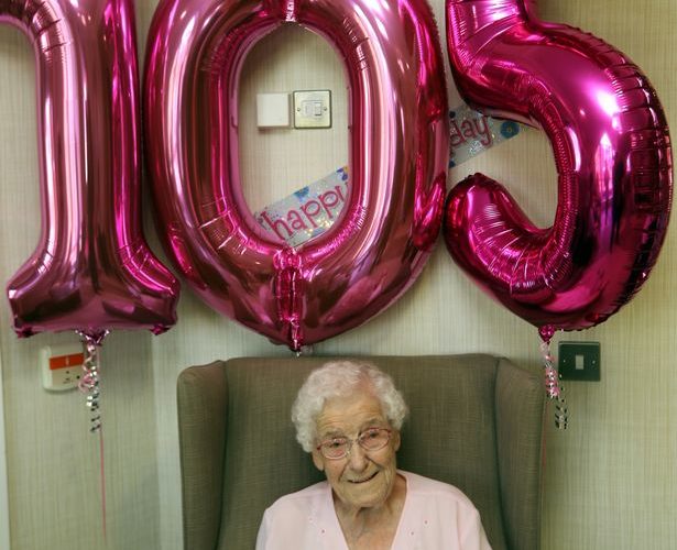 105 साल की उम्र में दादी को चाहिए टैटू वाला फायरमेन