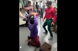 सफर को मजेदार बनाने के लिए दो लड़कों ने किया मेट्रो में डांस, देखिए वीडियो