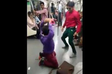 सफर को मजेदार बनाने के लिए दो लड़कों ने किया मेट्रो में डांस, देखिए वीडियो
