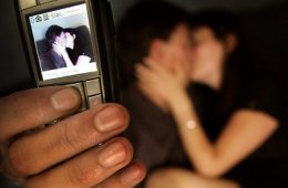 मोबाइल फोन ने बढ़ाया शादी पूर्व सेक्स का चलन