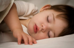 सोते समय बच्चे क्यों कर देते हैं सुस्सू।