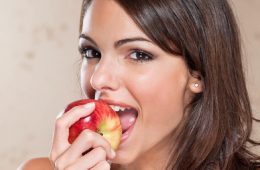 पत्नी को खिलाएं एक सेब, इसके बाद देखिए बेड पर उनकी परफॉर्मेस
