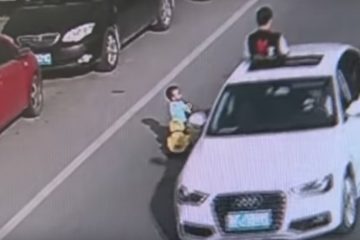 कार चलाते पकड़ा गया ढाई साल का बच्चा, वीडियो