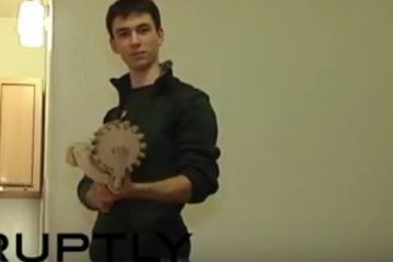 छात्र ने बना डाली लकड़ी की मशीन गन, वीडियो