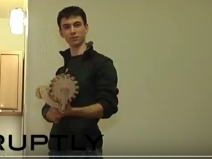 छात्र ने बना डाली लकड़ी की मशीन गन, वीडियो