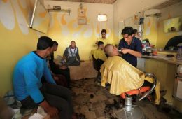 मोसुल में दाढ़ी कटवाने के लिए लग रही है लाइन