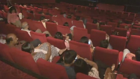 वयस्क फिल्म के दर्शकों ने कोलकाता में राष्ट्रगान पर खड़े होने से इंकार किया
