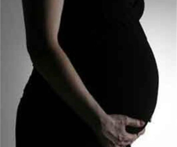 फेसबुक पर गर्भवती महिला ने पूछा गोरा बच्चा