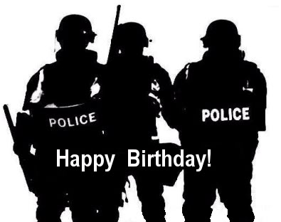 पुलिसकर्मियों को परिवार के साथ जन्मदिन