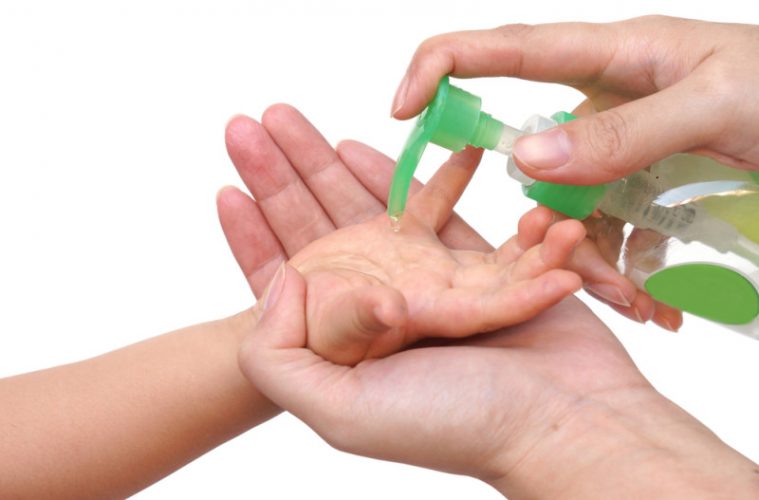 हैंड सेनिटाइजर आपके बच्चे के लिए है जानलेवा, करें साबुन का इस्तेमाल
