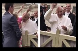 बच्ची को आशीर्वाद दे रहे थे पोप, तभी बच्ची ने उतार दी उनकी टोपी, लगे ठहाके