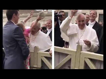 बच्ची को आशीर्वाद दे रहे थे पोप, तभी बच्ची ने उतार दी उनकी टोपी, लगे ठहाके