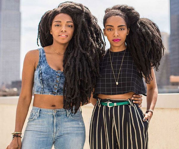 जिन बालों को लेकर लोग चिढ़ाते थे, वही बाल बने जुड़वा बहनों की पहचान