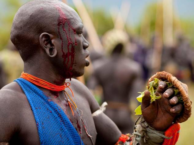 नंगे होकर एक दुल्हन के लिए लड़ते हैं ये आदिवासी, जीतने वाले को पीना पड़ता है खून