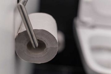 पब्लिक टॉयलेट में लग गए फेस स्कैनर, अब टॉयलेट पेपर चाहिए तो खड़े रहना पड़ेगा कैमरे के आगे!
