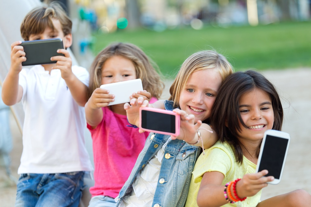 छोटे बच्चों को स्मार्टफोन से रखें दूर, हो सकती हैं गंभीर बीमारियां!