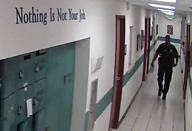 दो इंच के चूहे ने किया पुलिस वाले का लाइव इनकाउंटर, वीडियो