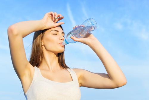 गर्मियों में पानी पीते समय बरतें ये सावधानियां, नहीं तो हो सकती है कई बीमारियां