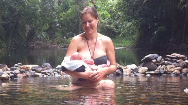 महिला ने नदी में दिया बच्चे को जन्म, वीडियो हुआ वायरल