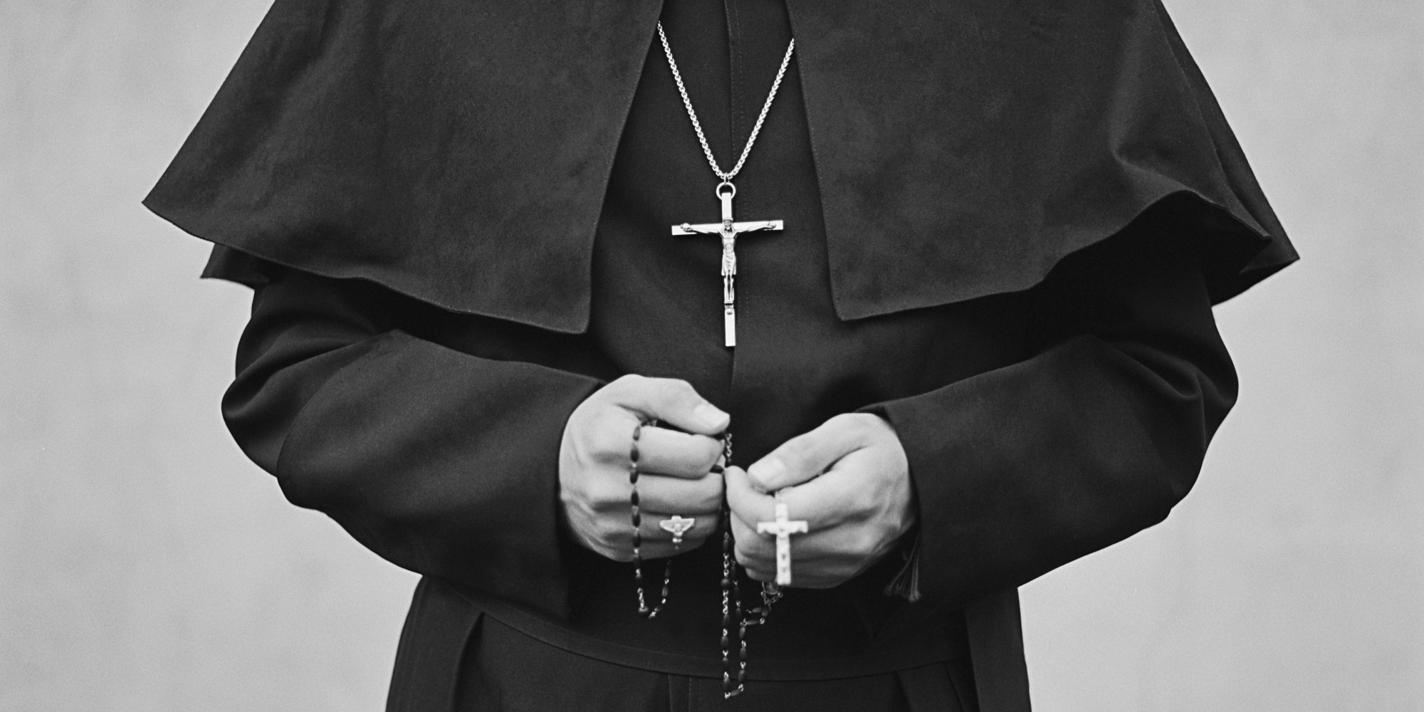 कैथोलिक पादरी पर 30 बच्चियों से रेप का आरोप, मिली माफी