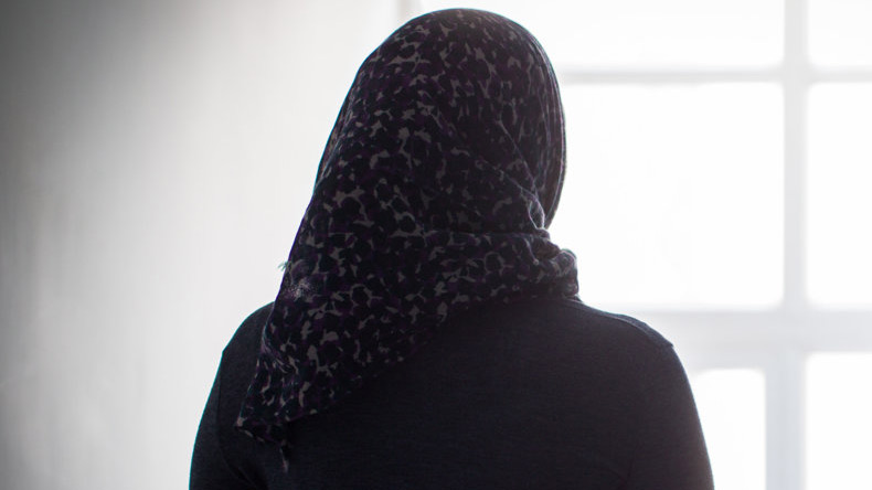 एक नहीं दो नहीं चार-चार मुस्लिम महिलाओं को मारे सनकी लड़की ने मुक्के