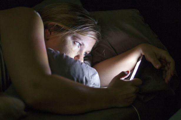 मोबाइल पर पुरूषों के अपेक्षा महिलाएं ज्यादा देखती हैं पॉर्न