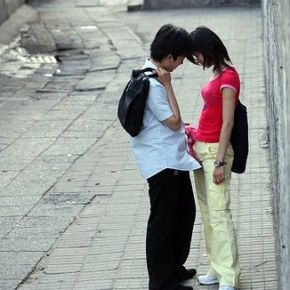 'सेक्‍स रुले' का बढ़ा चलन, किशोरियां बनाती हैं असुरक्षित शारीरिक संबंध