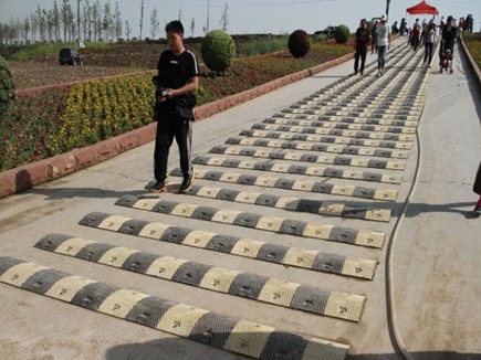 पैदल चलने वालों के लिए भी बना डाले स्पीड ब्रेकर, चीन की करामात
