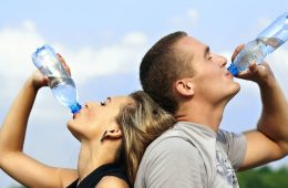 प्लास्टिक की बोतल में बार बार पानी पीते हैं तो आप अपनी ज़िंदगी से साल कम कर रहे हैं
