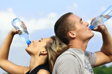 प्लास्टिक की बोतल में बार बार पानी पीते हैं तो आप अपनी ज़िंदगी से साल कम कर रहे हैं