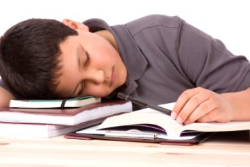 अगर आपका बच्चा देर तक सोता रहता है तो उसका स्कूल बदल दीजिए, रिसर्च