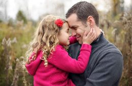 बेटियां क्यों होती हैं अपने पापा के करीब, जानिए कारण