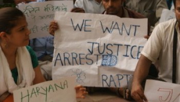 फ़ेल करने की धमकी देकर टीचर ने किया 15 लड़कियों के साथ रेप!